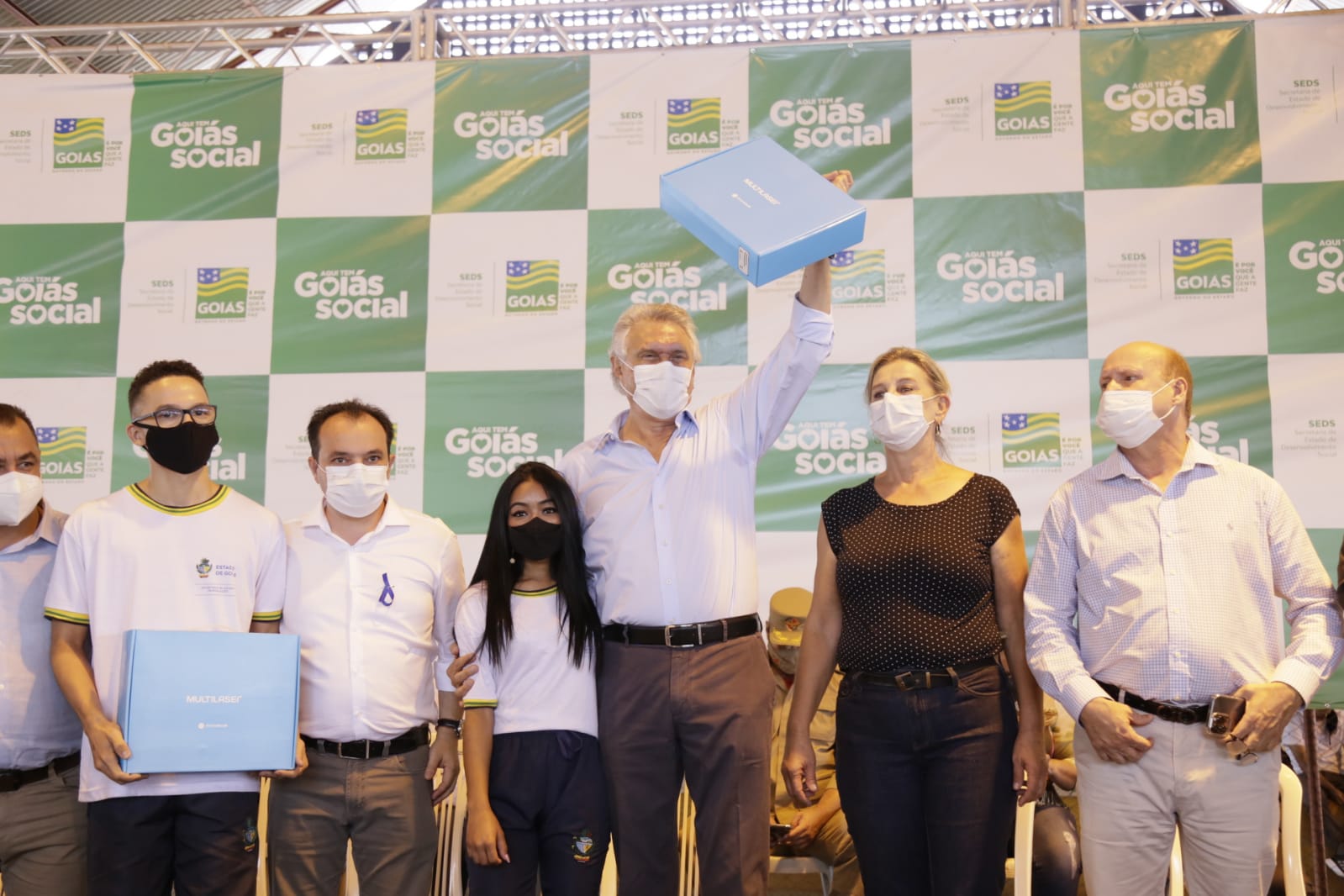 Ação distribui cartão do projeto mães de goiás para famílias valparaisenses e chromebooks para alunos da rede pública