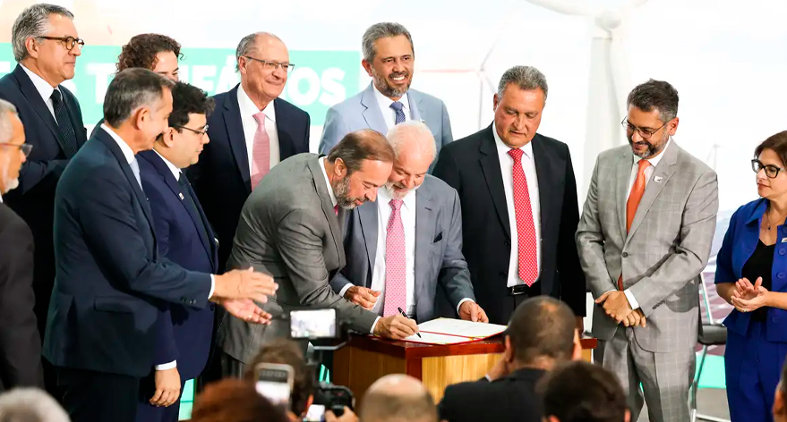 Lula assina MP que prevê redução de 3,5% a 5% na conta de luz