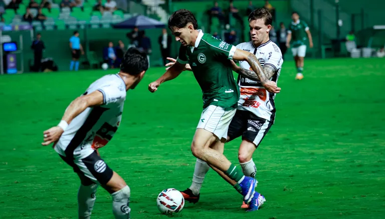 Goiás vence o Athletic-MG com gol no final e segue matematicamente vivo pelo acesso admin