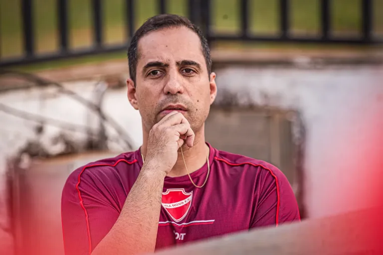 Hugo Jorge Bravo levanta suspeitas após derrota do Vila Nova: “Não é só contra onze” admin