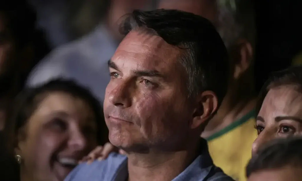 O que se sabe sobre a suposta saída de Flávio Bolsonaro do Brasil admin
