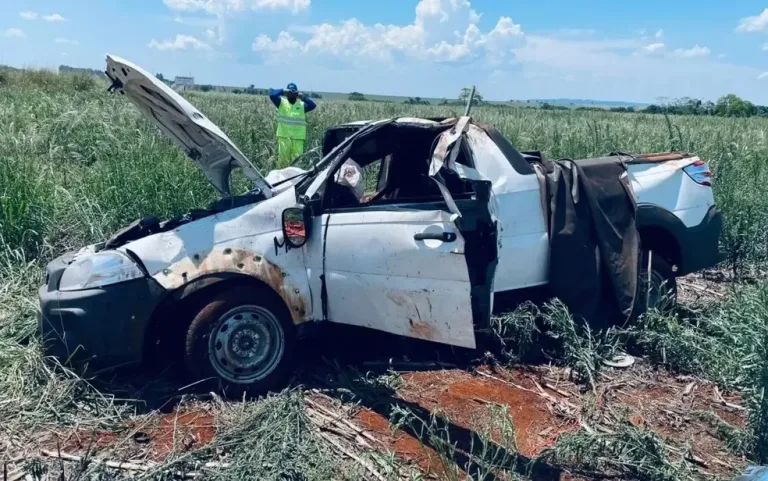 Mãe e filho morrem após caminhonete capotar na BR-153, em Itumbiara admin