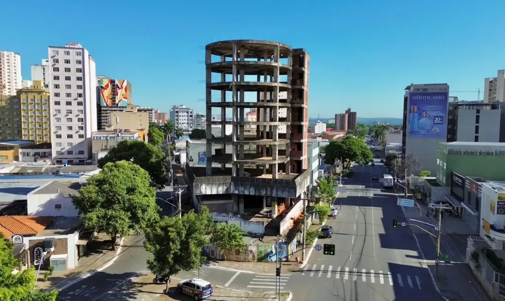 Prédio abandonado há 30 anos no Centro de Goiânia terá obra retomada para apartamentos de Airbnb admin
