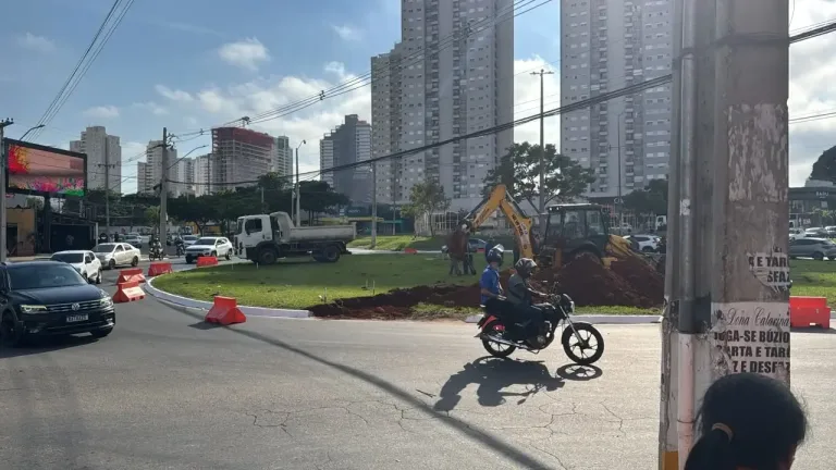 Ponto de alto fluxo de trânsito, rotatória da Transbrasiliana com Feira de Santana é alterada com novos semáforos admin