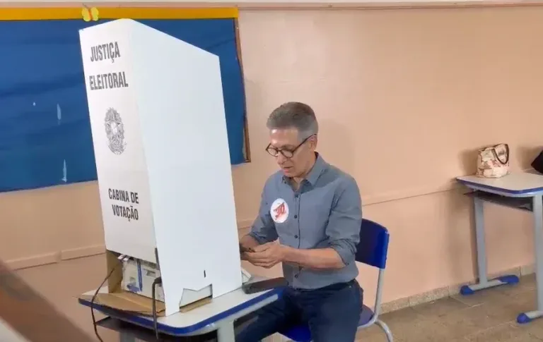 Tribunal Eleitoral de Minas vai apurar uso de celular por Romeu Zema na urna admin